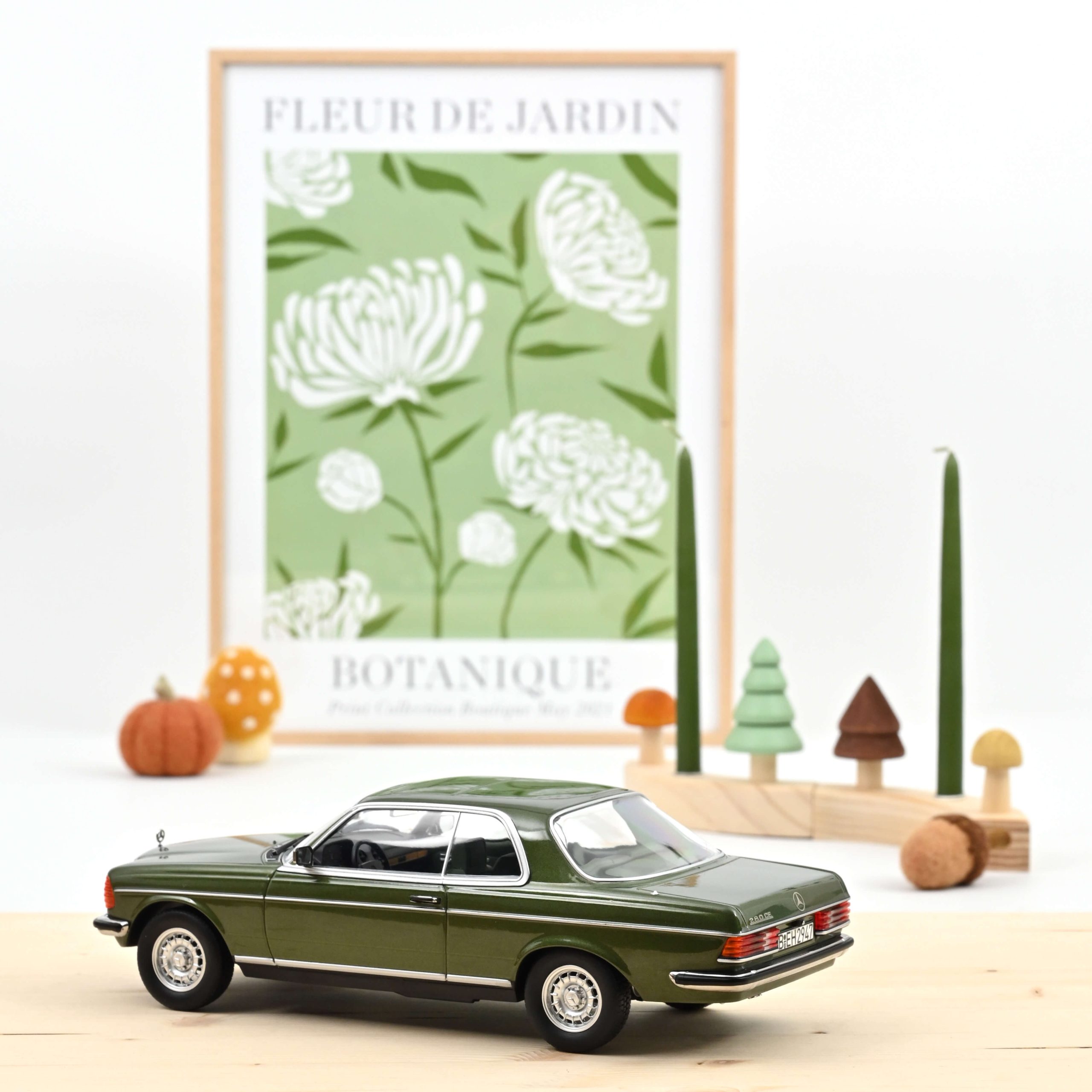 Mercedes-Benz 280 CE 1980 Vert métallisé 1/18 – Image 2