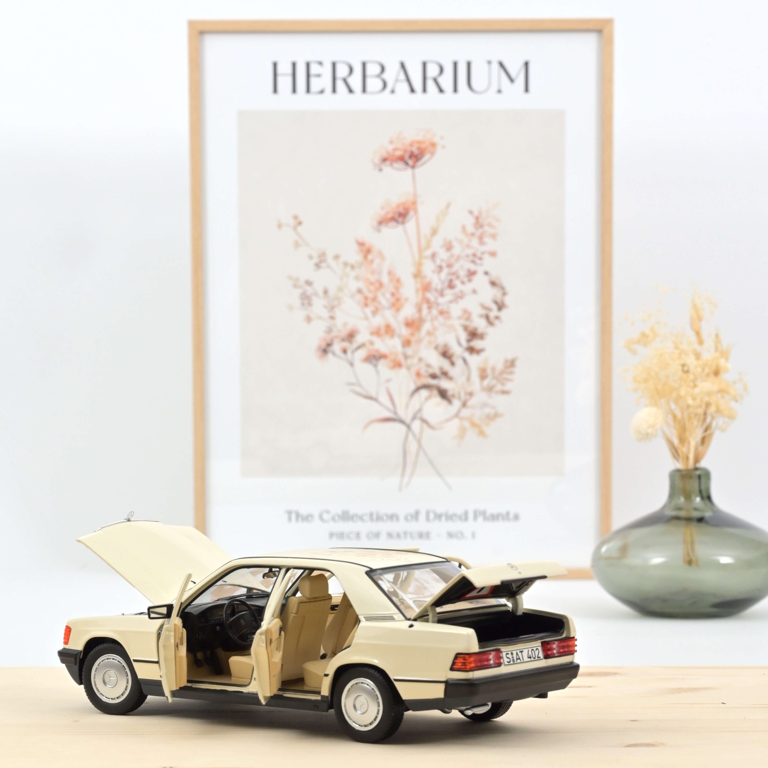 Mercedes-Benz 190 E 1984 Beige 1/18 - 200pcs – Image 2